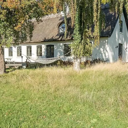 Idyllisk Bondehus Taet Pa Stranden Stege