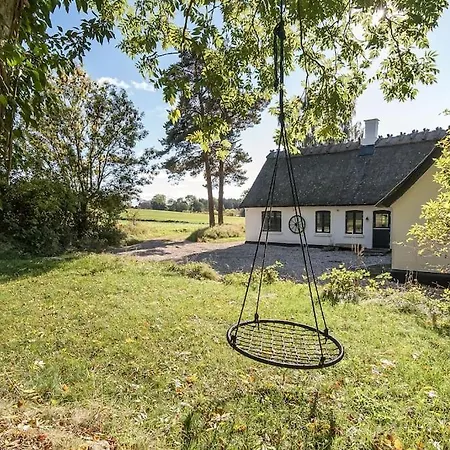 Idyllisk Bondehus Taet Pa Stranden