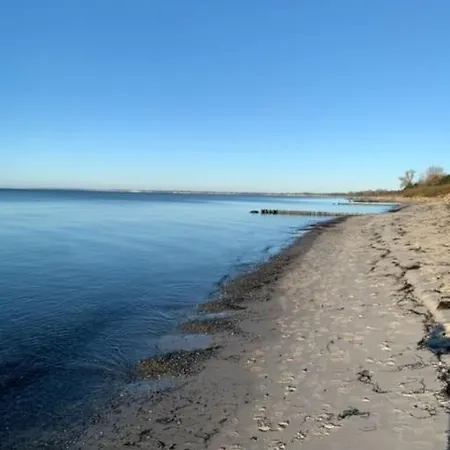 Idyllisk Bondehus Taet Pa Stranden Stege