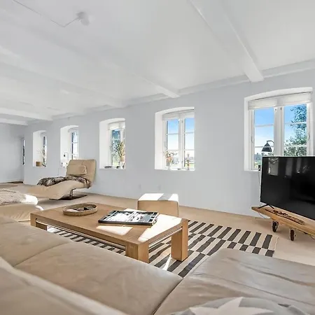 Idyllisk Bondehus Taet Pa Stranden